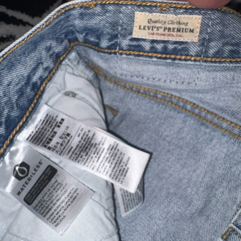 Levi’s Premium Wedgie Straight Jeans Size 28 Light Wash High Rise Denim - Picture 6 of 6